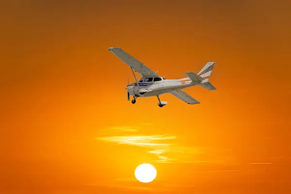 Одномоторный Ультралегкий Самолет Летящий Оранжевым Небом Закате — стоковое фото