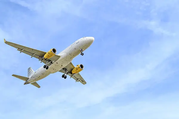 Барселона Испания Апреля 2023 Года Самолет Vueling Airbus A320 Посадка — стоковое фото
