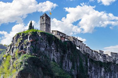 Castellfollit de la Roca kasabasının manzarası La Garrotxa, Girona, Katalonya bölgesindeki bazaltik bir uçuruma yerleşti.