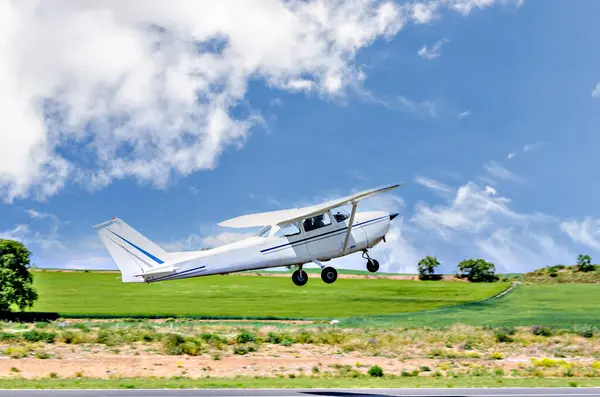 Одномоторный Ультралегкий Самолет Взлетает Аэродрома Голубым Небом Белыми Облаками — стоковое фото