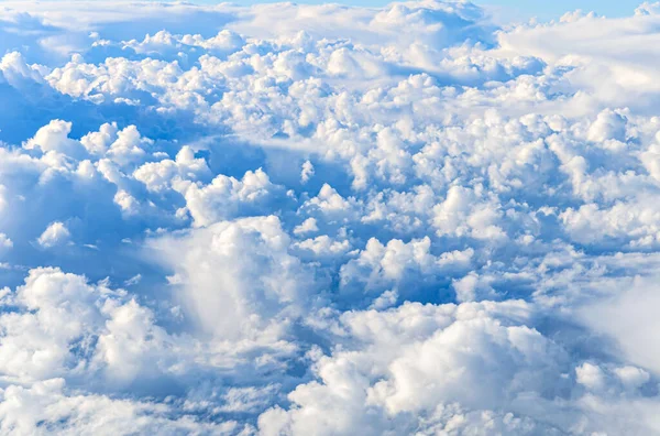 Céu Azul Nuvens Brancas Sedosas Com Formas Impressionantes Vistas Nas — Fotografia de Stock