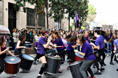 Igualada, Barcelona; 8 Mart 2020: Batucada grubu Protons Percussion ile birlikte Igualada sokaklarında oynayan Kadınlar Günü 'nün kutlanması.