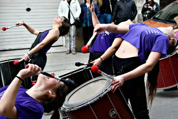 バルセロナ イグアデラ 2020年3月8日 イグアデラの通りを通して演奏し イグアカン グループ プロトン パーカッションと女性の日を祝う — ストック写真
