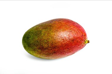 Beyaz arka planda yalıtılmış mango meyvesi sağlıklı beslenme