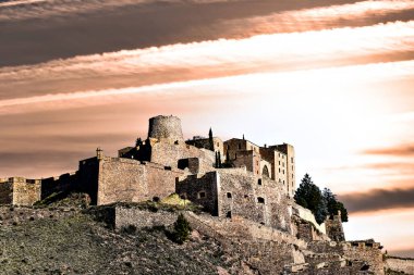 Cardona, Barcelona, Katalonya, İspanya 'daki ünlü ortaçağ şatosunda günbatımı