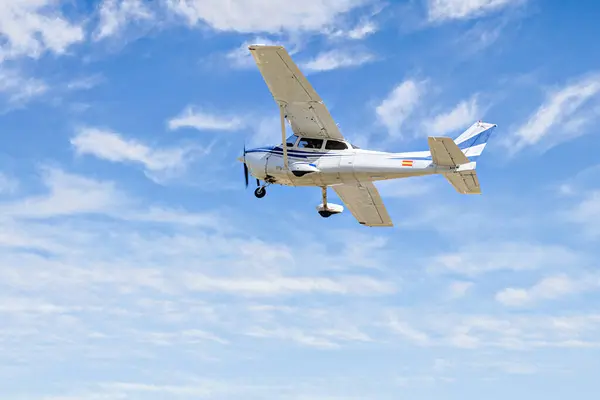 Одномоторный Ультралегкий Самолет Летящий Голубом Небе Белыми Облаками — стоковое фото