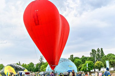 Igualada, Barselona, 6 Temmuz 2023. 27. Avrupa Balon Festivali. Sıcak hava balonlarının konsantrasyonu.