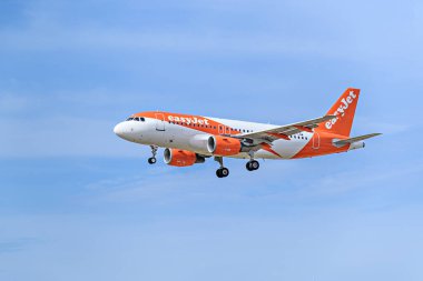 Barselona, İspanya; 10 Nisan 2023: Easyjet şirketinin Airbus A319 uçağı, Josep Tarradellas Barselona-El Prat havaalanına indi.