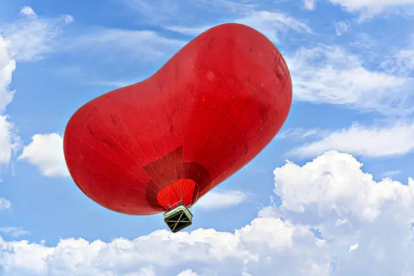 Barevný Horkovzdušný Balón Létající Nad Modrou Oblohou Bílými Mraky — Stock fotografie