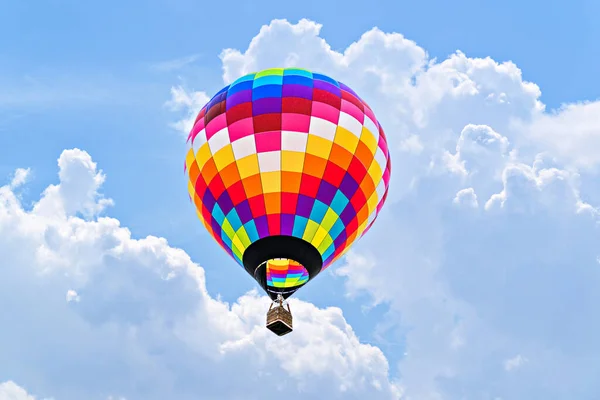 Kolorowy Balon Gorące Powietrze Przelatujący Nad Błękitnym Niebem Białymi Chmurami — Zdjęcie stockowe