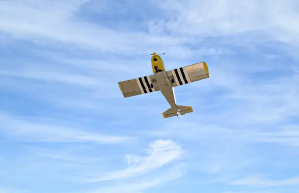 Einmotoriges Ultraleichtflugzeug Fliegt Mit Weißen Wolken Den Blauen Himmel — Stockfoto
