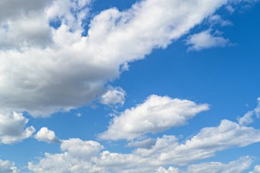 Parlak mavi gökyüzünde beyaz bulutlar. Doğanın güzelliği