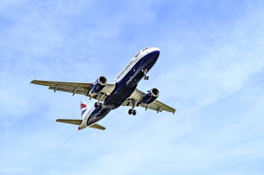 Barselona, İspanya; 10 Nisan 2023: Airbus A320 British Airways şirketinin uçağı, Josep Tarradellas Barselona-El Prat havaalanına indi.