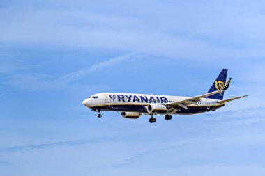 Barselona, İspanya; 10 Nisan 2023: Ryanair Boeing 737-8As uçağı, Josep Tarradellas Barselona-El Prat havaalanına indi.