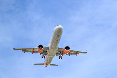 Barselona, İspanya; 10 Nisan 2023: Easyjet şirketinin Airbus A321 uçağı, Josep Tarradellas Barselona-El Prat havaalanına indi.