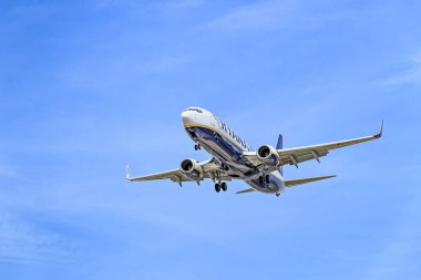 Barselona, İspanya; 10 Nisan 2023: Ryanair Boeing 737-8As uçağı, Josep Tarradellas Barselona-El Prat havaalanına indi.