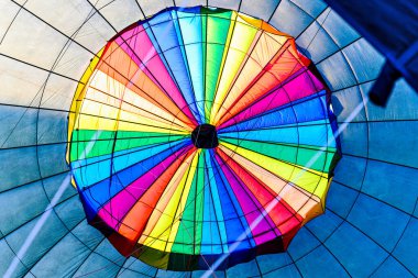 Sıcak havayla dolu renkli sıcak hava balonunun içi