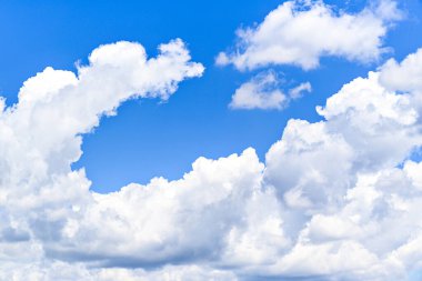 Parlak mavi gökyüzünde beyaz bulutlar. Doğanın güzelliği