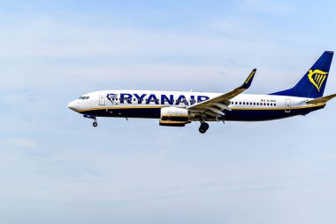 Barselona, İspanya; 10 Nisan 2023: Ryanair Boeing 737-8As uçağı, Josep Tarradellas Barselona-El Prat havaalanına indi.