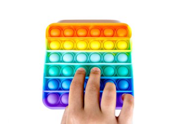 Pop it Fidget Oyuncağıyla oynayan kız