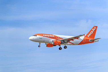 Barselona, İspanya; 10 Nisan 2023: Easyjet şirketinin Airbus A319 uçağı, Josep Tarradellas Barselona-El Prat havaalanına indi.