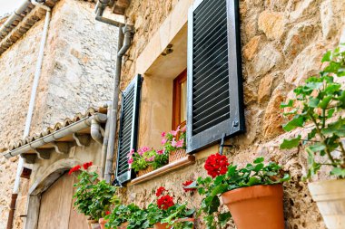 İspanya 'da Valldemosa, Mallorca, Balearic Adaları' ndaki bir caddenin güzel manzarası