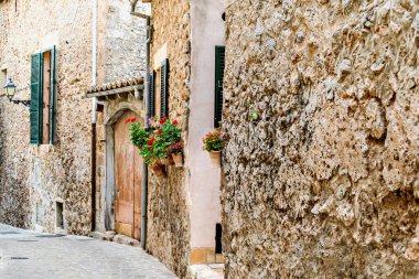 İspanya 'da Valldemosa, Mallorca, Balearic Adaları' ndaki bir caddenin güzel manzarası