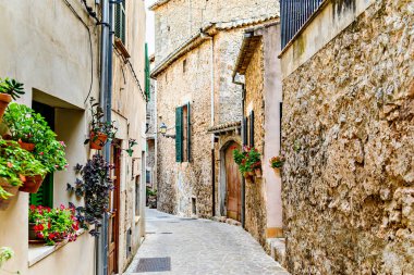 İspanya 'da Valldemosa, Mallorca, Balearic Adaları' ndaki bir caddenin güzel manzarası