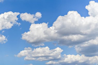 Parlak mavi gökyüzünde beyaz bulutlar. Doğanın güzelliği