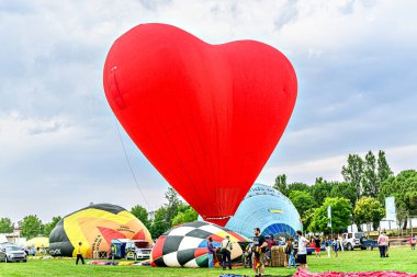Igualada, Barselona, 6 Temmuz 2023. 27. Avrupa Balon Festivali. Sıcak hava balonlarının konsantrasyonu.