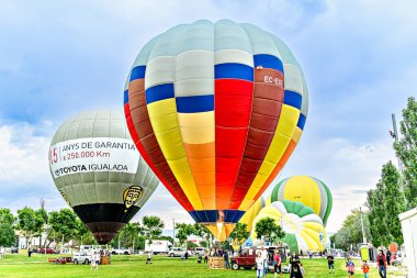 Igualada, Barselona, 6 Temmuz 2023. 27. Avrupa Balon Festivali. Sıcak hava balonlarının konsantrasyonu.