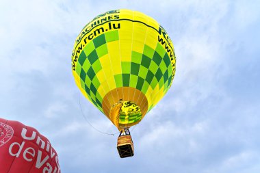 Igualada, Barselona, 6 Temmuz 2023. 27. Avrupa Balon Festivali. Sıcak hava balonlarının konsantrasyonu.