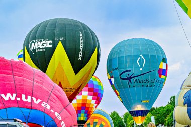 Igualada, Barselona, 6 Temmuz 2023. 27. Avrupa Balon Festivali. Sıcak hava balonlarının konsantrasyonu.