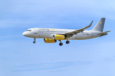 Barselona, İspanya; 10 Nisan 2023: Vueling Airbus A320 uçağı, Josep Tarradellas Barcelona-El Prat havaalanına indi.