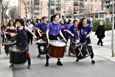 Igualada, Barcelona; 8 Mart 2020: Batucada grubu Protons Percussion ile birlikte Igualada sokaklarında oynayan Kadınlar Günü 'nün kutlanması.