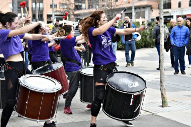 Igualada, Barcelona; 8 Mart 2020: Batucada grubu Protons Percussion ile birlikte Igualada sokaklarında oynayan Kadınlar Günü 'nün kutlanması.