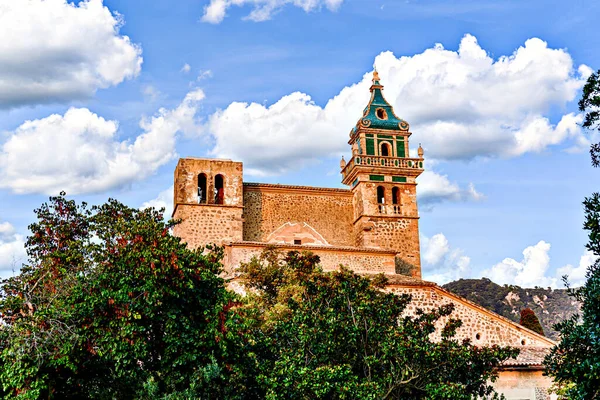 Mallorca, Balearic Adaları 'ndaki Valldemosa Charterhouse manzarası
