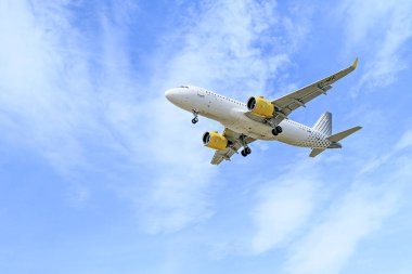 Barselona, İspanya; 10 Nisan 2023: Vueling Airbus A320 uçağı, Josep Tarradellas Barcelona-El Prat havaalanına indi.