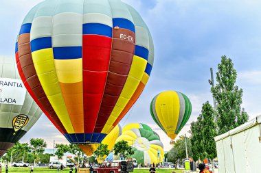 Igualada, Barselona, 7 Temmuz 2023. 27. Avrupa Balon Festivali. Sıcak hava balonlarının konsantrasyonu.