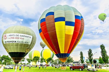 Igualada, Barselona, 7 Temmuz 2023. 27. Avrupa Balon Festivali. Sıcak hava balonlarının konsantrasyonu.