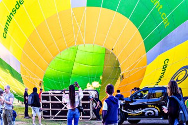 Igualada, Barselona, 7 Temmuz 2023. 27. Avrupa Balon Festivali. Sıcak hava balonlarının konsantrasyonu.