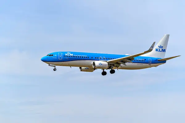 Barselona, İspanya; 10 Nisan 2023: KLM şirketinin Boeing 737 uçağı, Josep Tarradellas Barselona-El Prat havaalanına indi.