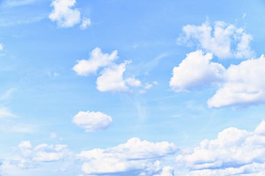 Parlak mavi gökyüzünde beyaz bulutlar. Doğanın güzelliği