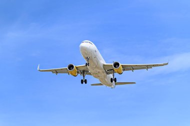 Barselona, İspanya; 10 Nisan 2023: Vueling Airbus A320 uçağı, Josep Tarradellas Barcelona-El Prat havaalanına indi.