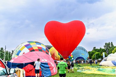 Igualada, Barselona, 6 Temmuz 2023. 27. Avrupa Balon Festivali. Sıcak hava balonlarının konsantrasyonu.
