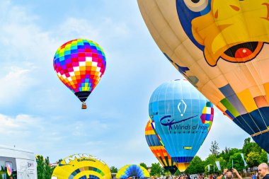 Igualada, Barselona, 6 Temmuz 2023. 27. Avrupa Balon Festivali. Sıcak hava balonlarının konsantrasyonu.