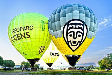 Igualada, Barselona, 6 Temmuz 2023. 27. Avrupa Balon Festivali. Sıcak hava balonlarının konsantrasyonu.