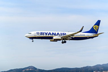 Barselona, İspanya; 10 Nisan 2023: Ryanair Boeing 737-8As uçağı, Josep Tarradellas Barselona-El Prat havaalanına indi.