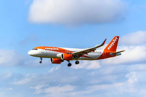 Barcelona, İspanya, 09 Ekim 2022, Easyjet şirketinin Airbus A320 uçağı, Barcelona-El Prat 'taki Josep Tarradellas Havaalanına indi.