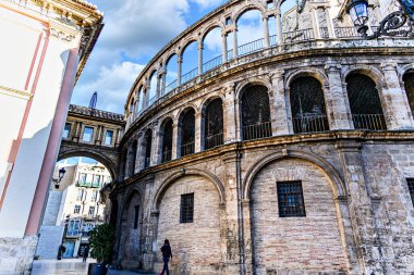 Valencia Hanımefendimizin (Valencia Katedrali) Gotik tarzda varsayımının Katedral Bazilikası 'nın yan görüntüsü